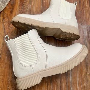 Neutral Art Class by Target boots size 1